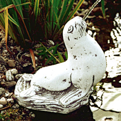 Скульптура Нерпа с трубкой для воды