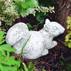 Скульптура Белка лежит