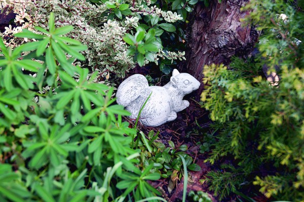 Скульптура Белка лежит