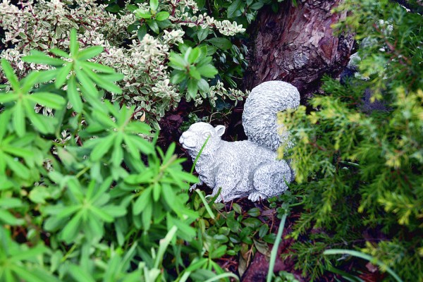 Скульптура Белка сидит