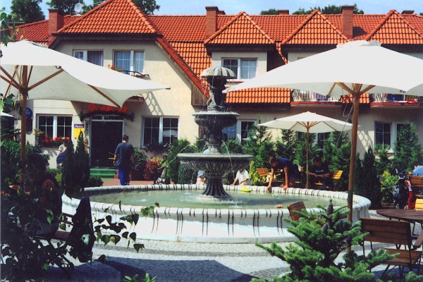 Фонтан скульптурный Девочка и мальчик под зонтом 2 чаши