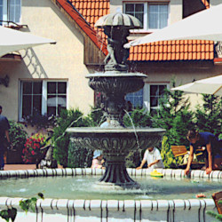 Фонтан скульптурный Девочка и мальчик под зонтом 2 чаши