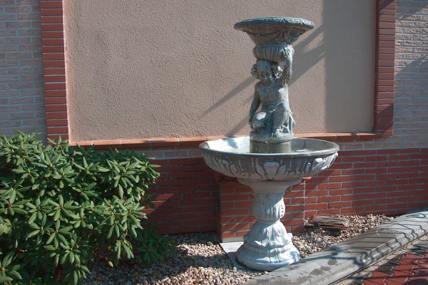 Фонтан скульптурный Мальчик с вазой