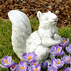 Скульптура Белка с шишкой