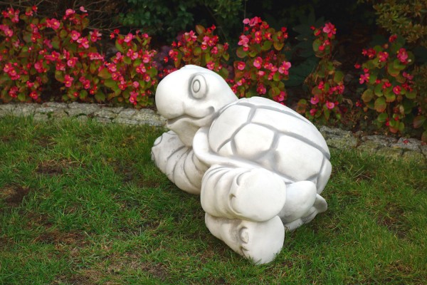 Скульптура  Большая черепаха лежит
