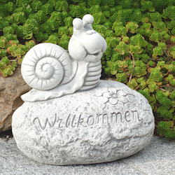 Скульптура декоративная Улитка на камне