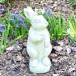 Скульптура Заяц смотрит вправо