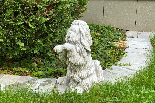 Скульптура  Собака сидит