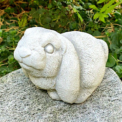 Скульптура  Крольчонок сидит