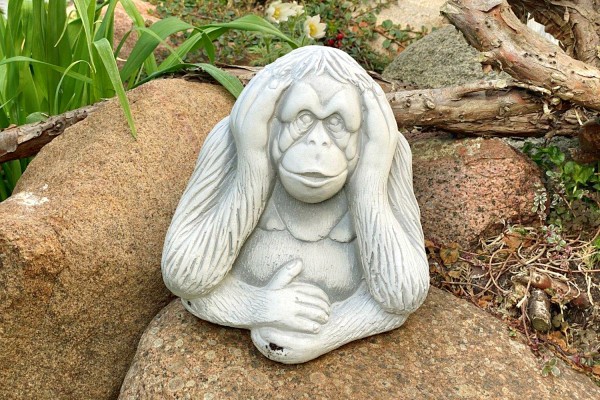 Скульптура Орангутанг «Ничего не слышу»