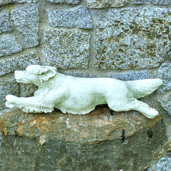 Скульптура  Собака бежит