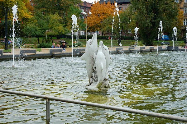 Скульптура 3 дельфина