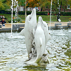 Скульптура 3 дельфина